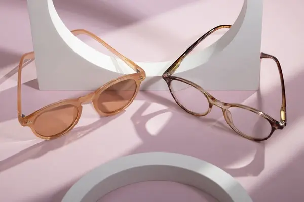 Lunettes de vue et solaire sur fond rose – Offre Vision Bordelaise -20 % sur la solaire
