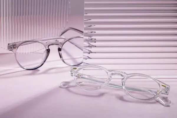 Lunettes de vue et solaire sur fond rose Offre Vision Bordelaise -30 % sur la 2e paire