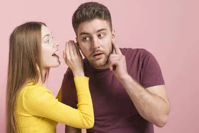 Femme souriant en chuchotant à un homme – Illustration du parrainage parmi les offres de VISION BORDELAISE