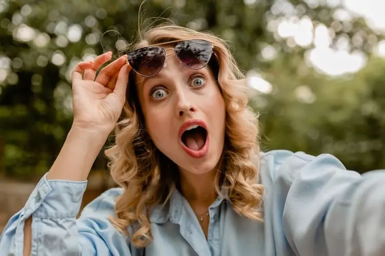 Femme séduite par ses nouvelles lunettes, mise en valeur par les offres de Vision Bordelaise